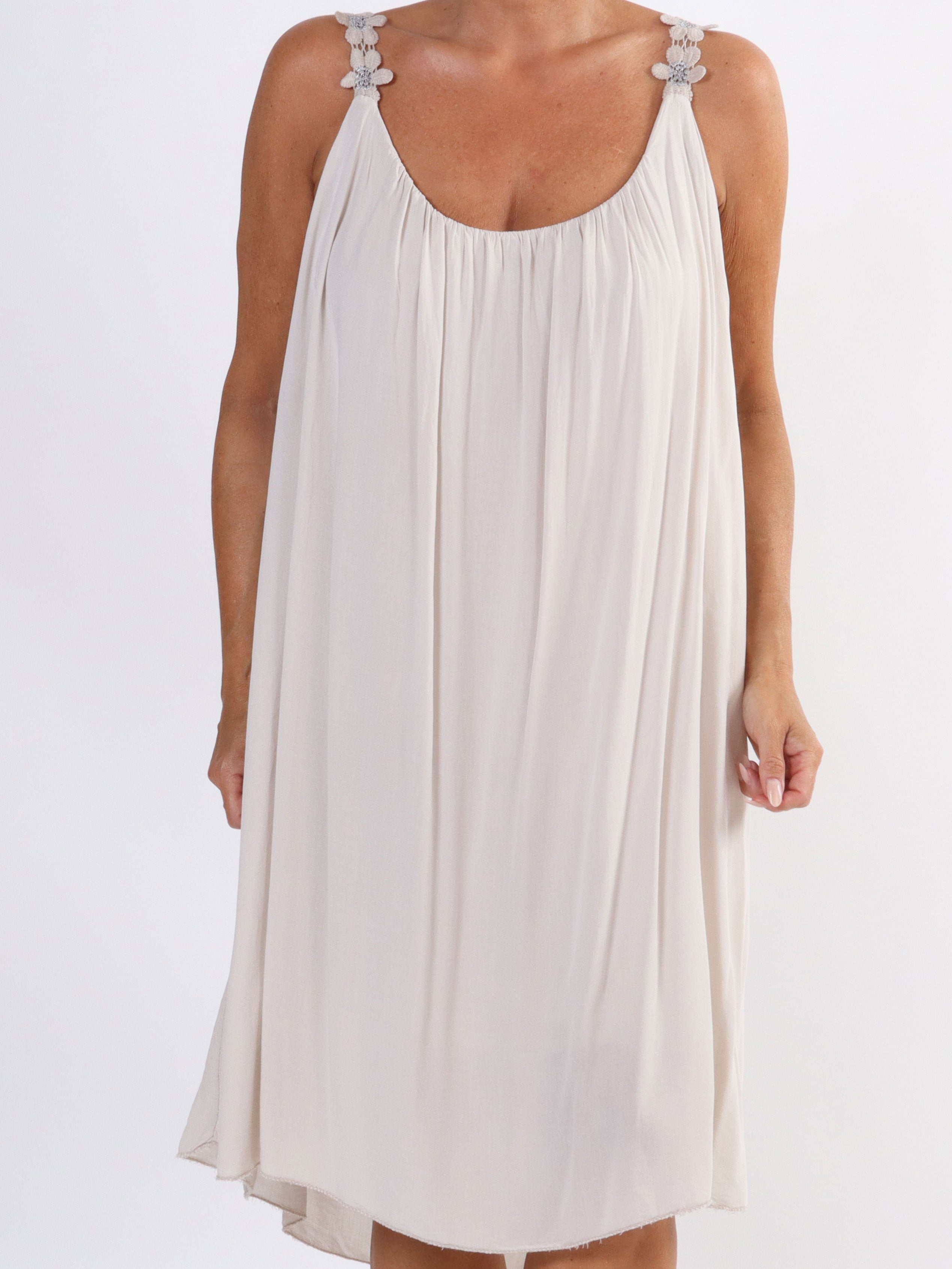 Ane - Sød plus size sommerkjole med broderet stroppe